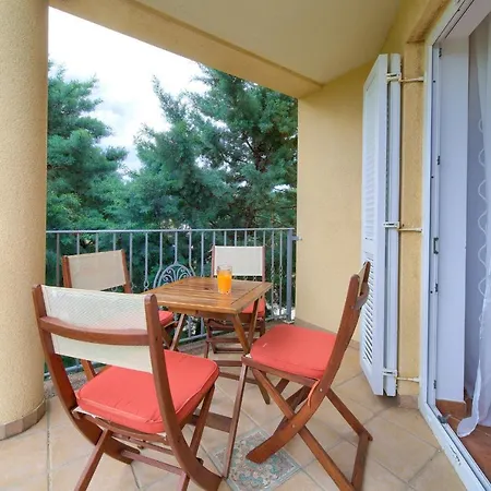 Camellia アパート ヴァンタシチ